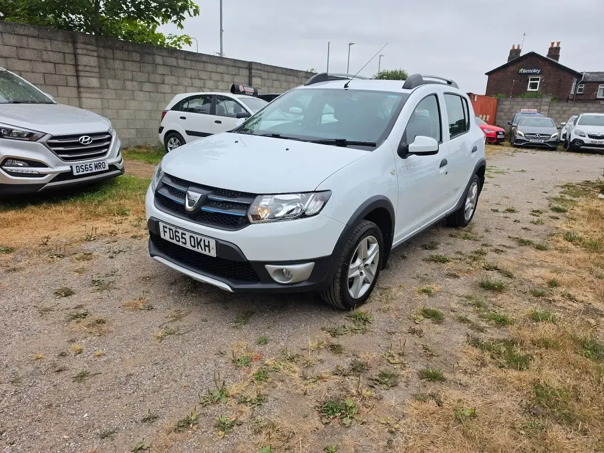 Used Dacia Sandero Lauréate 2015 White Hatchback