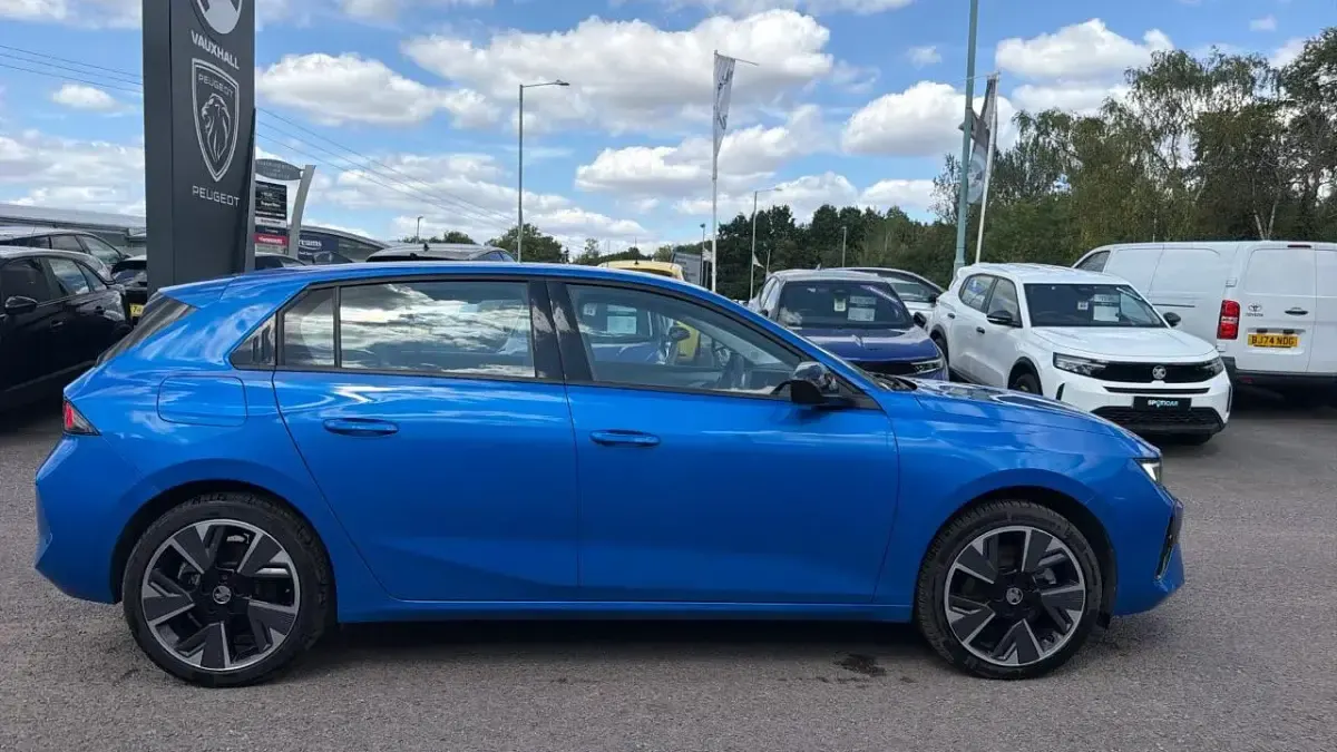 Used Vauxhall Astra Design Edition 113 kW (154 HP) 2024 Blue Hatchback