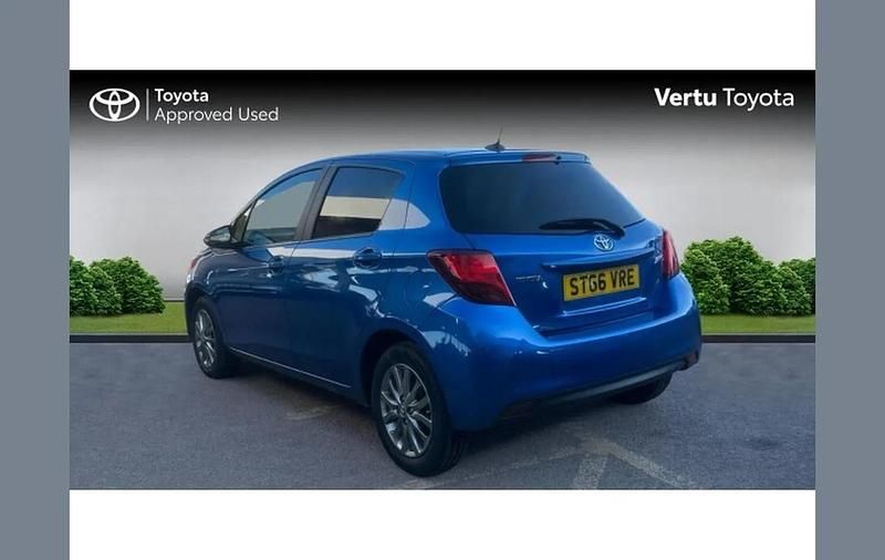 Used Toyota Yaris 99 HP (72 kW) 2017 Blue Hatchback