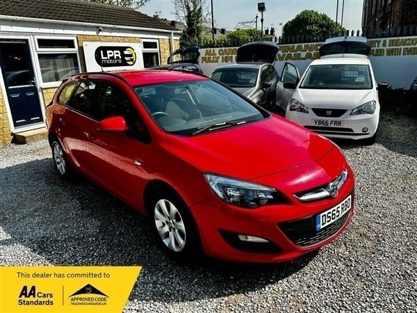 Red Used 2015 Vauxhall Astra Design Edition Estate | £5,295 (Fair price) - Image 1/1