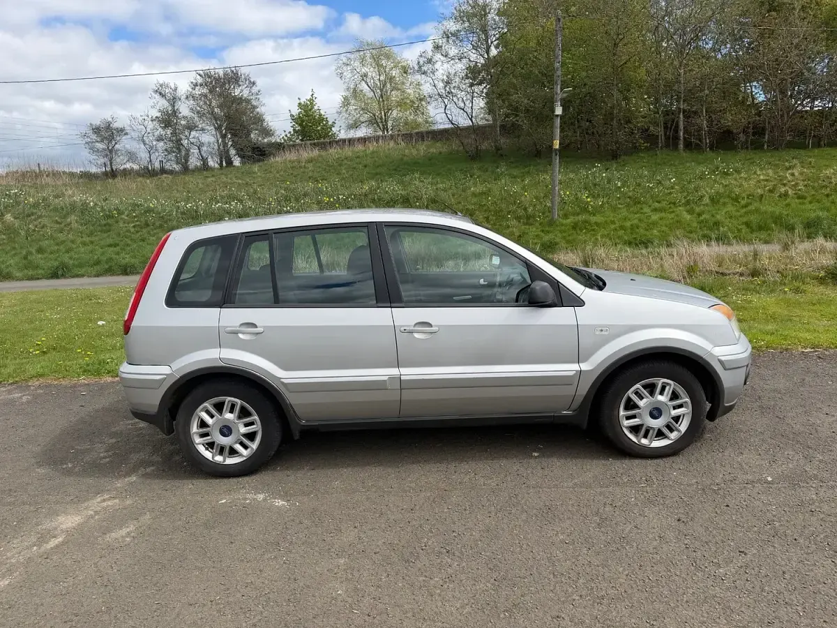 Begagnad Ford Fusion Zetec 67 HK (49 kW) 2007 Silver Halvkombi