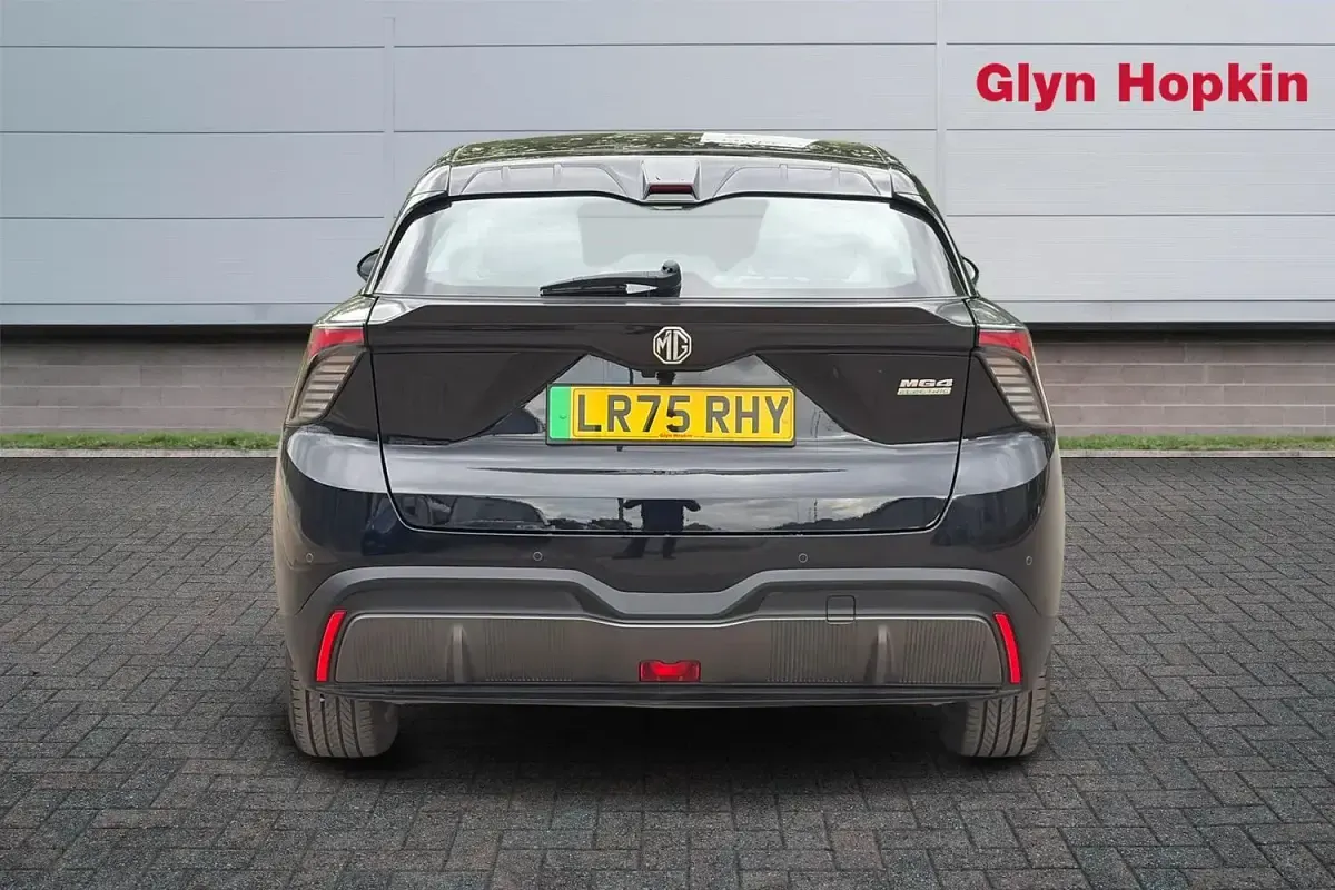 Begagnad MG MG4 EV SE 319 kW (435 HK) 2025 Svart Halvkombi