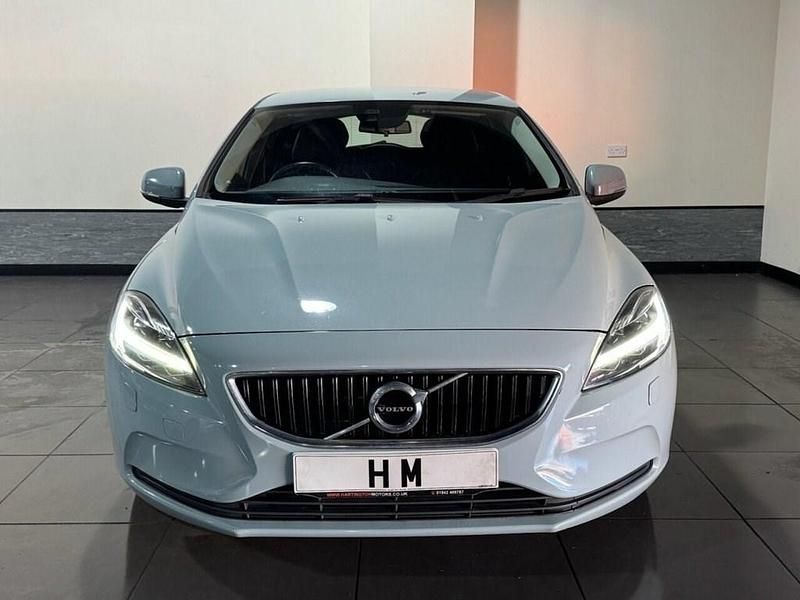Used Volvo V40 Momentum 120 HP (88 kW) 2018 Blue Hatchback