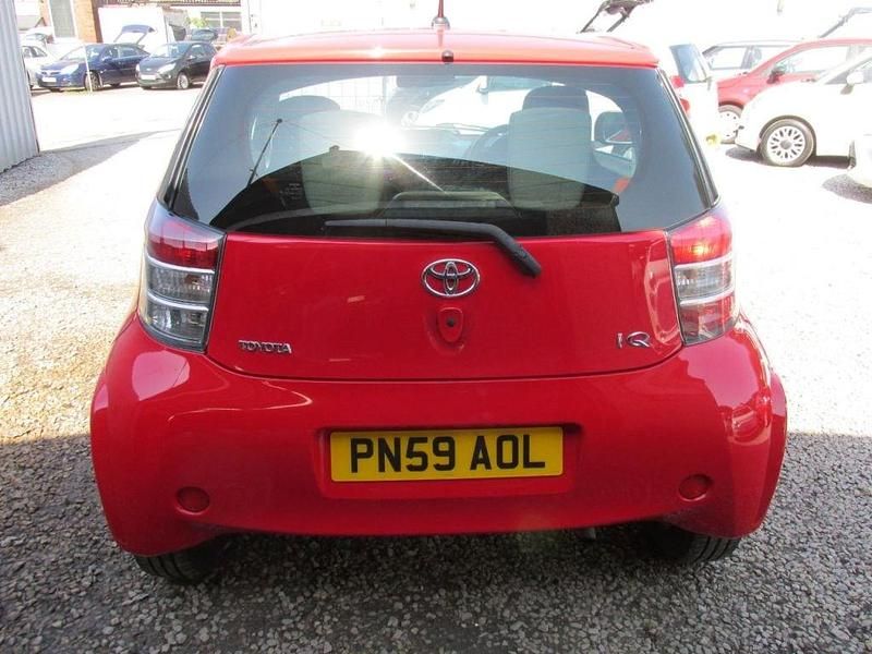 Used Toyota iQ 68 HP (50 kW) 2009 Red Hatchback