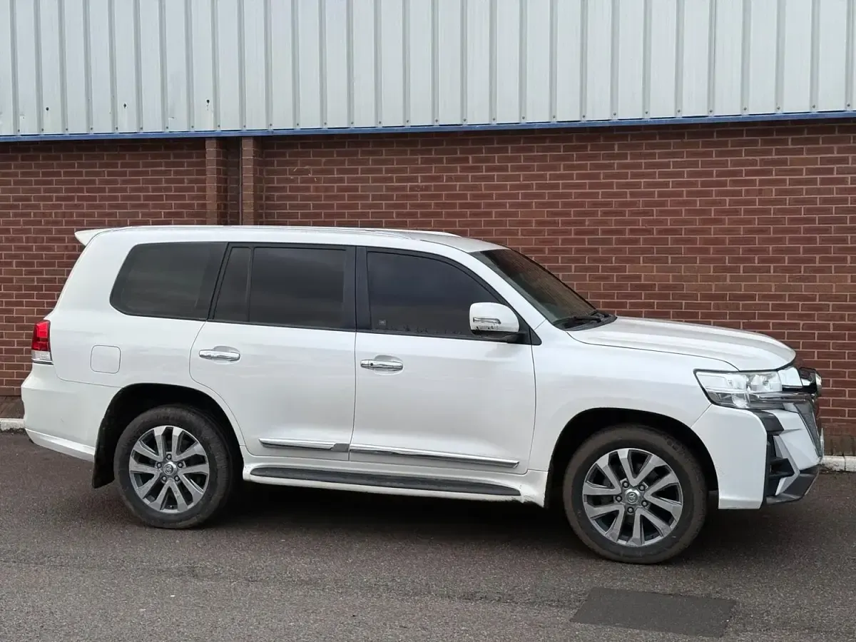 Used Toyota Land Cruiser 288 HP (211 kW) 2008 White SUV