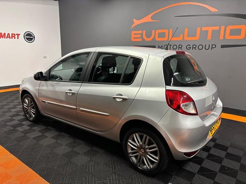 Used Renault Clio IV Dynamique 75 HP (55 kW) 2012 Silver Hatchback