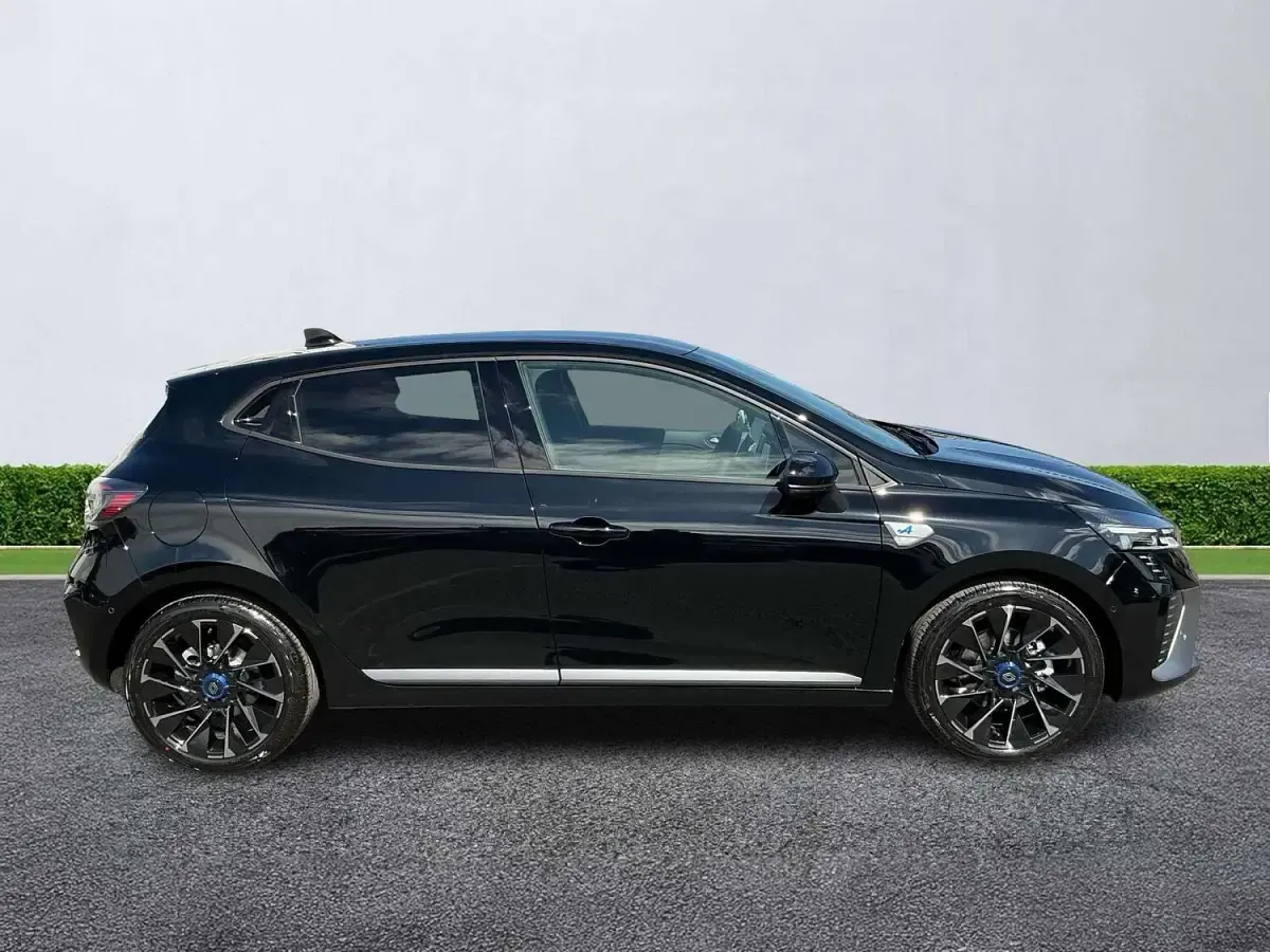 Used Renault Clio V Iconic Esprit Alpine 2026 Diamond black Hatchback