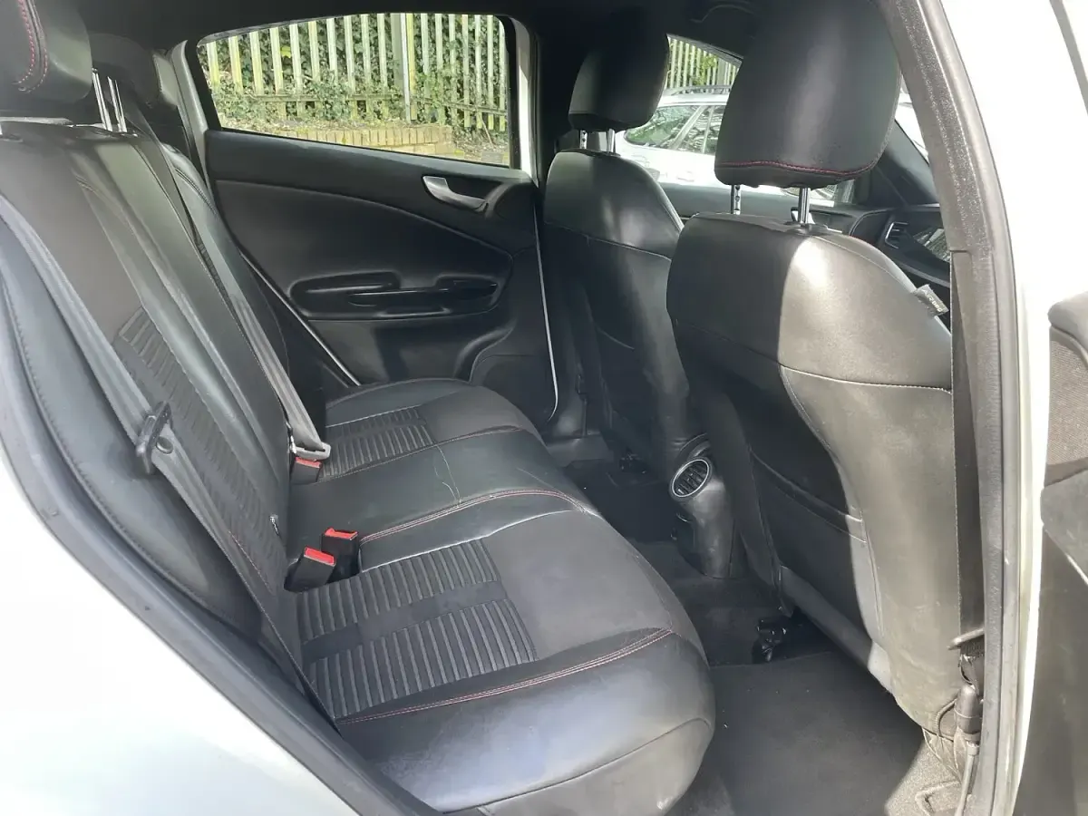 Used Alfa Romeo Giulietta Veloce 140 HP (102 kW) 2012 White Hatchback