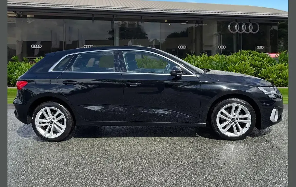 Usado Audi A3 Sport 190 HP (139 kW) 2023 Preto Sedan