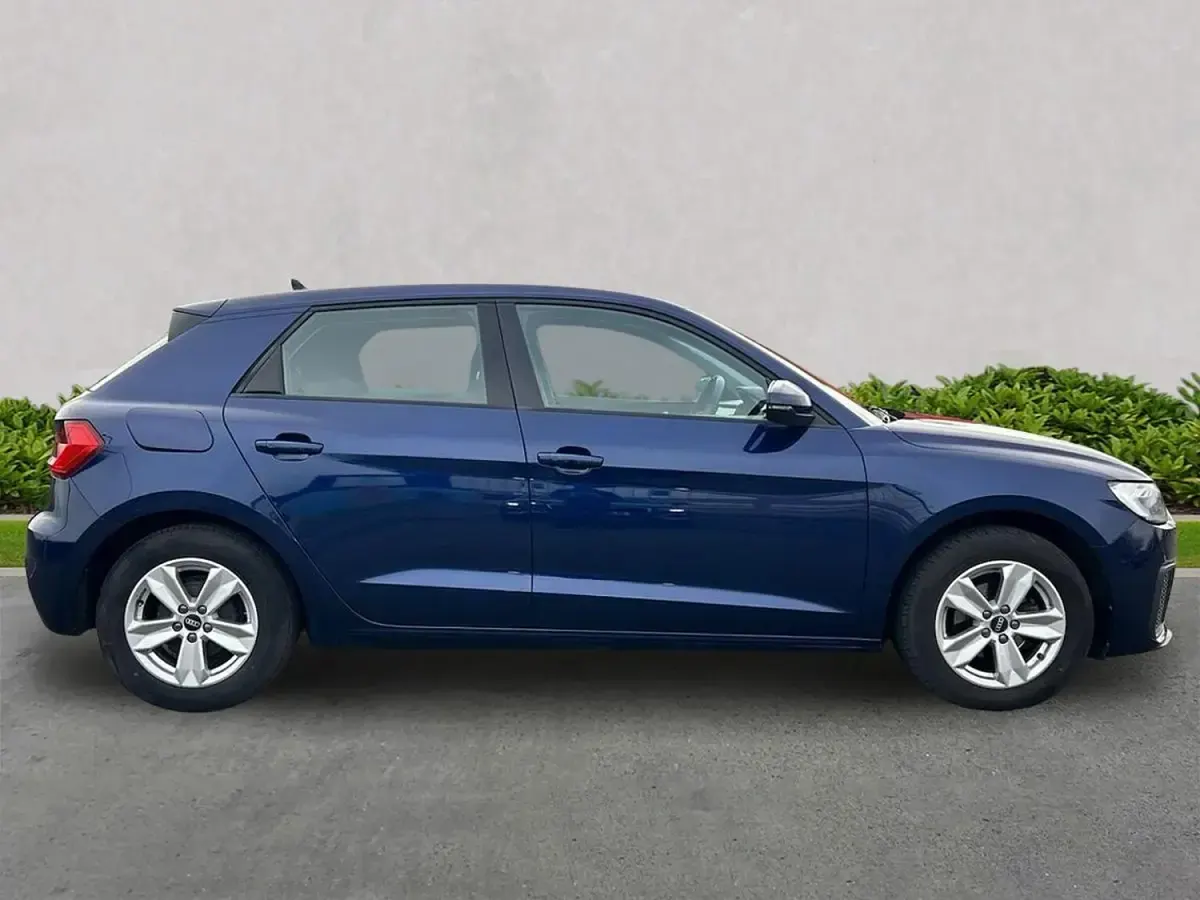 Käytetty Audi A1 Premium 95 HP (69 kW) 2023 Sininen Katumaasturi