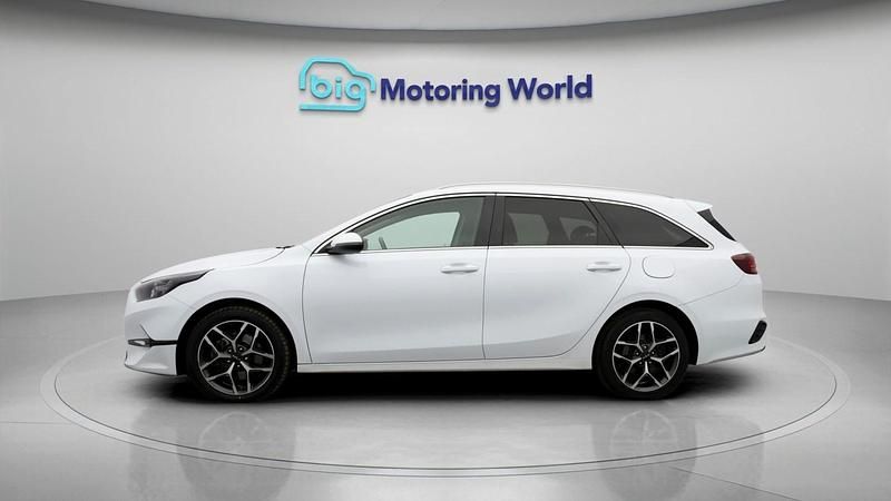 Used Kia Ceed 2022 White Hatchback