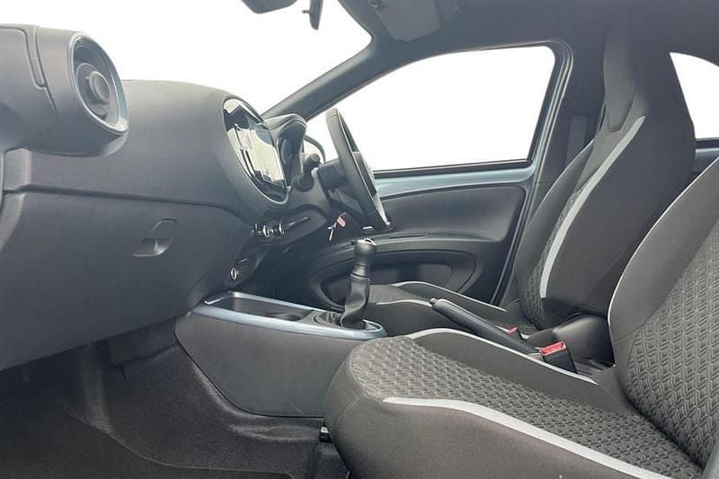 Used Toyota Aygo X 72 HP (52 kW) 2025 Persian salt with black SUV