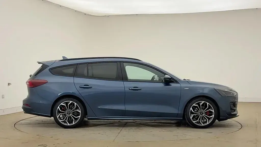 Used Ford Focus ST-Line X 2025 Chrome blue Estate