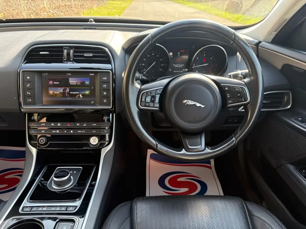 Käytetty Jaguar XE Portfolio 180 HP (132 kW) 2016 Harmaa Sedan
