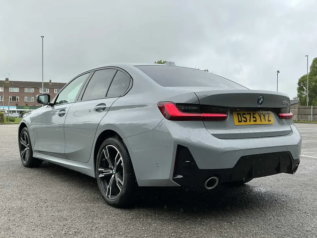 Begagnad BMW 330e M Sport 288 HK (211 kW) 2026 Grå Sedan