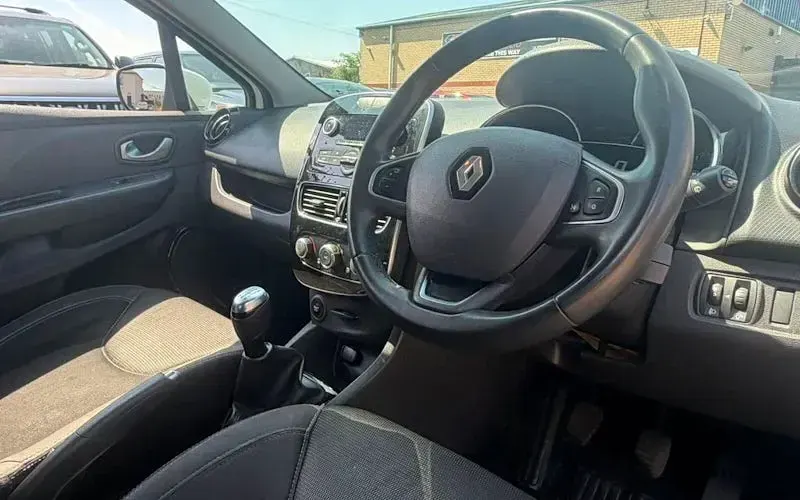 Used Renault Clio Play 76 HP (55 kW) 2018 White Hatchback