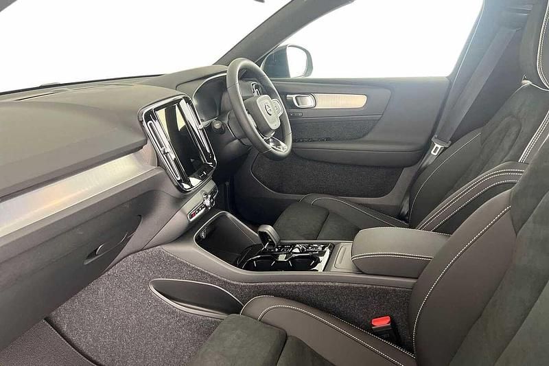 Used Volvo XC40 Plus 163 HP (119 kW) 2025 Crystal white SUV