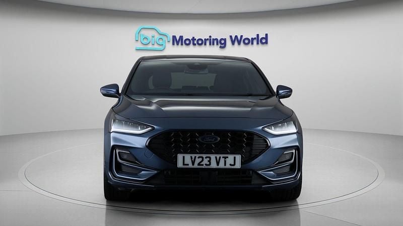 Second-hand Ford Focus ST-Line X 155 CP (114 kW) 2023 Albastru Hatchback