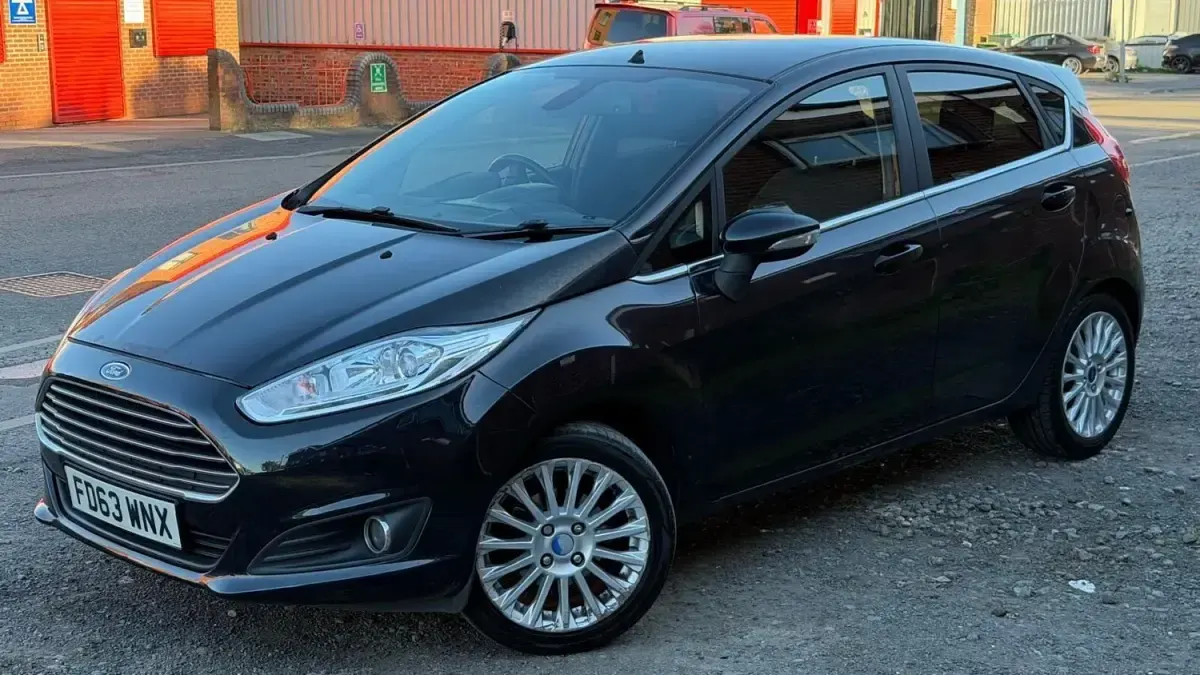 Begagnad Ford Fiesta Titanium 2014 Svart Halvkombi