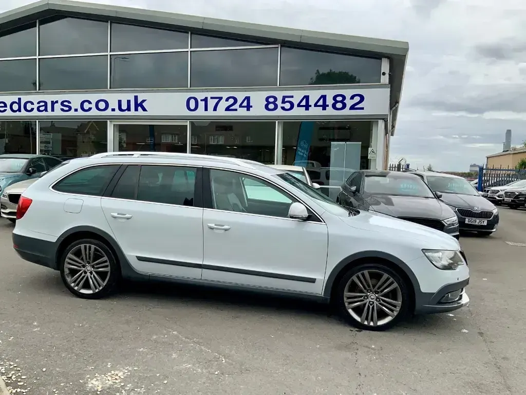 Used Skoda Superb Tour 140 HP (102 kW) 2014 White Estate