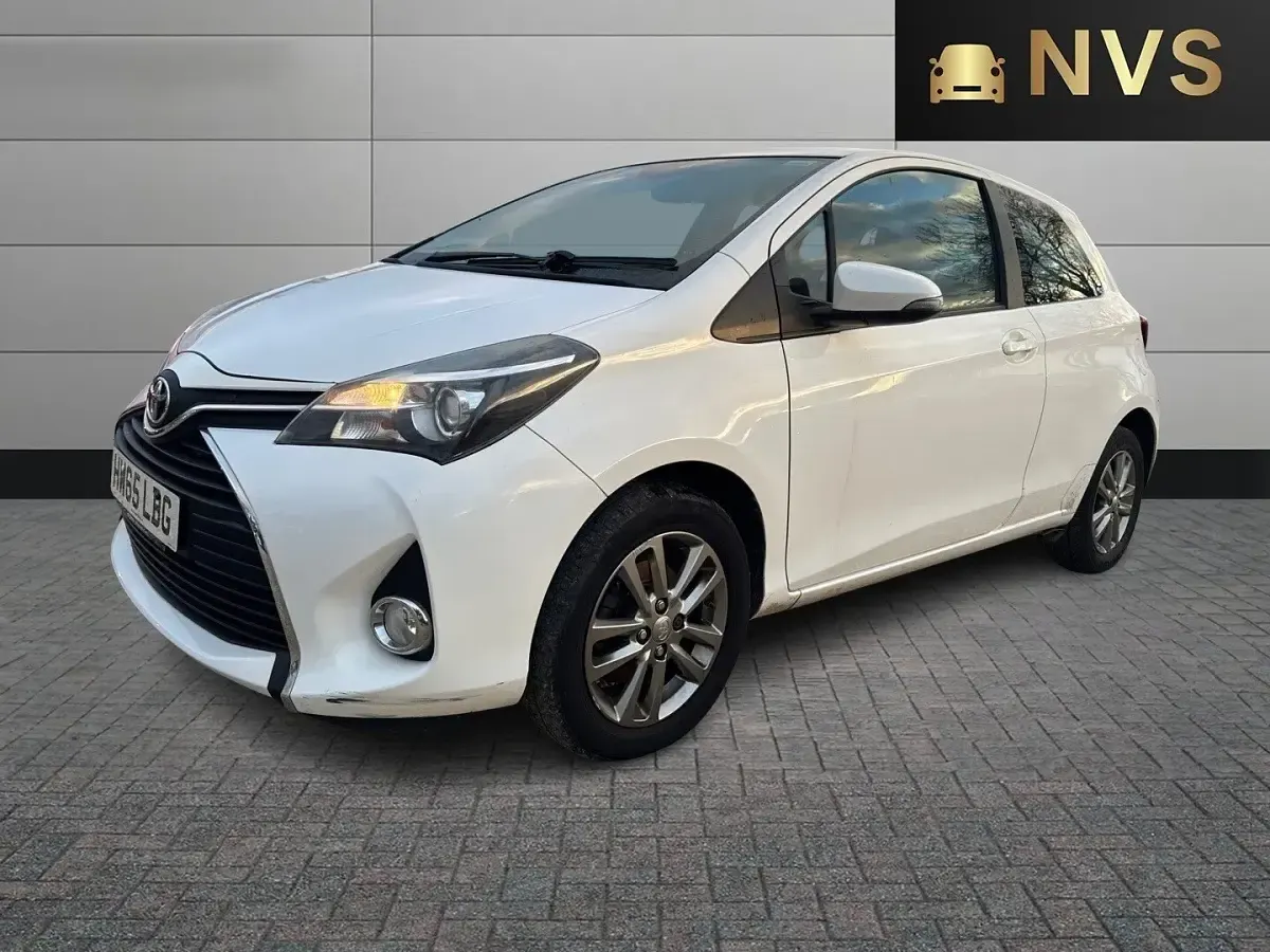 Used Toyota Yaris 69 HP (50 kW) 2015 White Hatchback