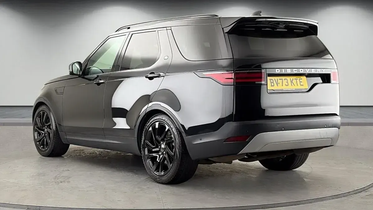 Używany Land Rover Discovery 5 S 300 KM (220 kW) 2023 Czarny SUV