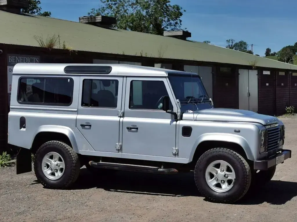 Used Land Rover Defender 122 HP (89 kW) 2010 Silver Estate