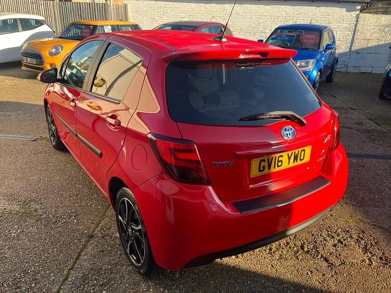 Used Toyota Yaris Hybrid Design 101 HP (74 kW) 2016 Red Hatchback