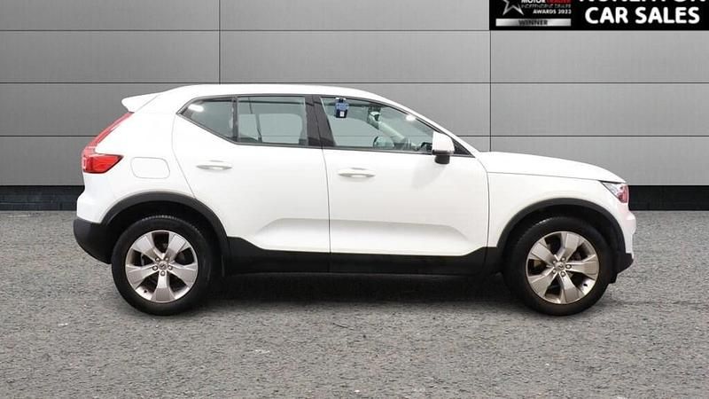 Used Volvo XC40 Momentum 2022 White SUV
