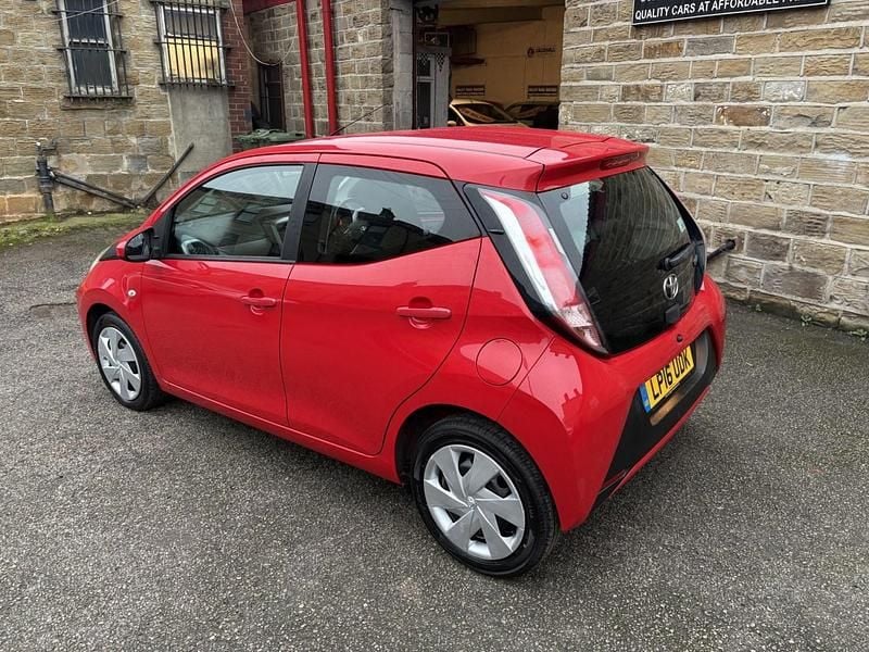 Used Toyota Aygo X-play 68 HP (50 kW) 2016 Red Hatchback