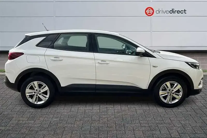 Used Vauxhall Grandland X S 130 HP (95 kW) 2019 White SUV