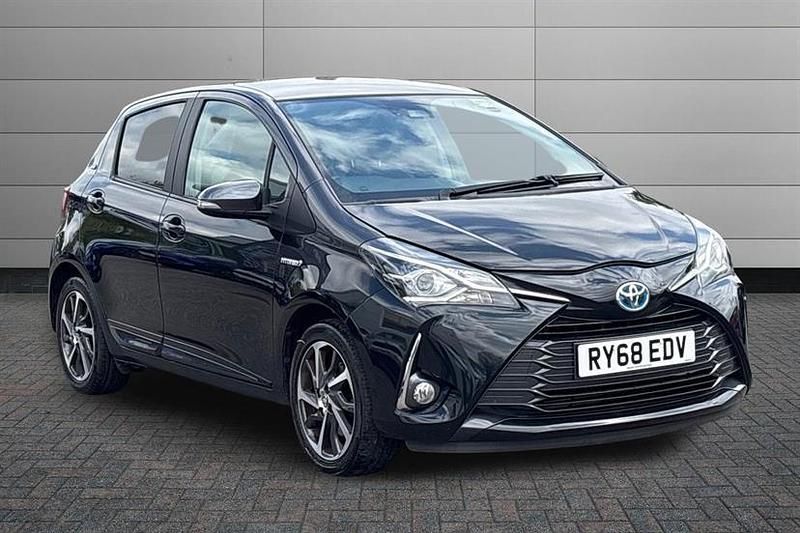 Used Toyota Yaris Hybrid 100 HP (73 kW) 2019 Blackgrey Hatchback