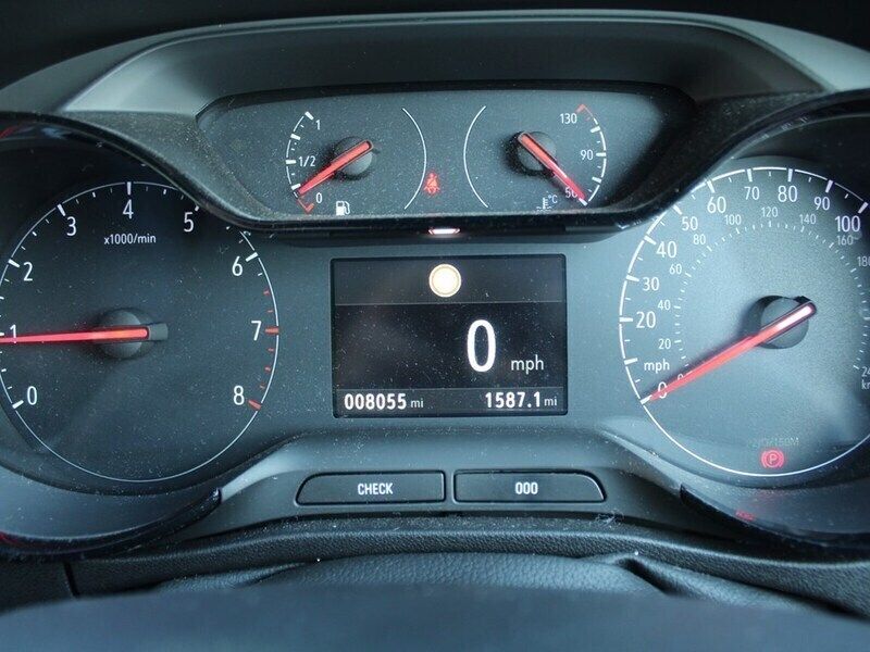 Used Vauxhall Crossland X SRi 110 HP (80 kW) 2021 White jade SUV