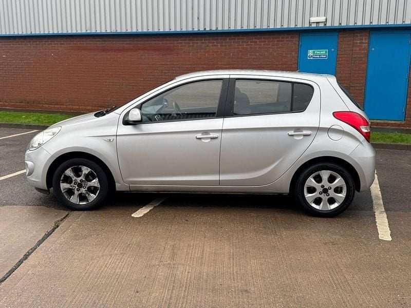 Used Hyundai i20 Comfort 77 HP (56 kW) 2010 Silver Hatchback
