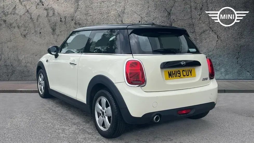 Used Mini Cooper Classic 134 HP (98 kW) 2019 White Hatchback