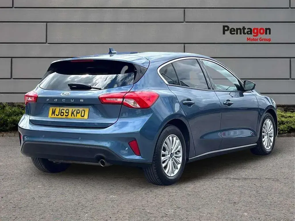 Used Ford Focus Titanium 123 HP (90 kW) 2019 Blue Hatchback