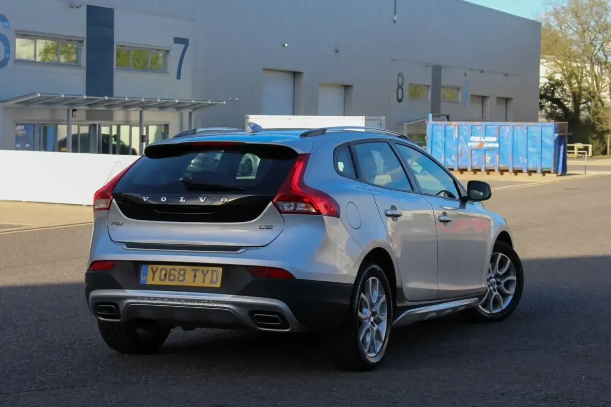 Używany Volvo V40 Plus 2019 Srebrny Hatchback