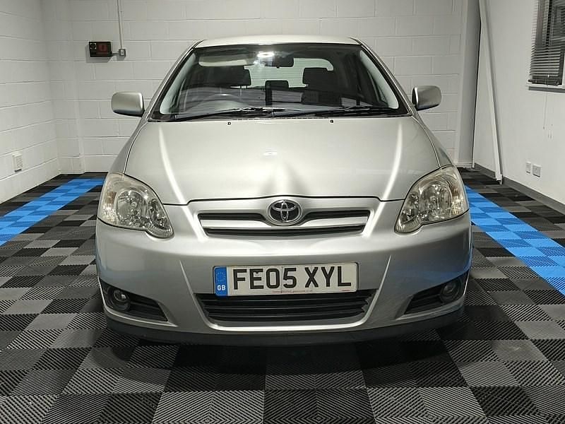 Usado Toyota Corolla T3 110 CV (80 kW) 2005 Plateado Utilitario