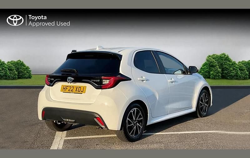 Used Toyota Yaris Hybrid Design 116 HP (85 kW) 2022 Pure white Hatchback