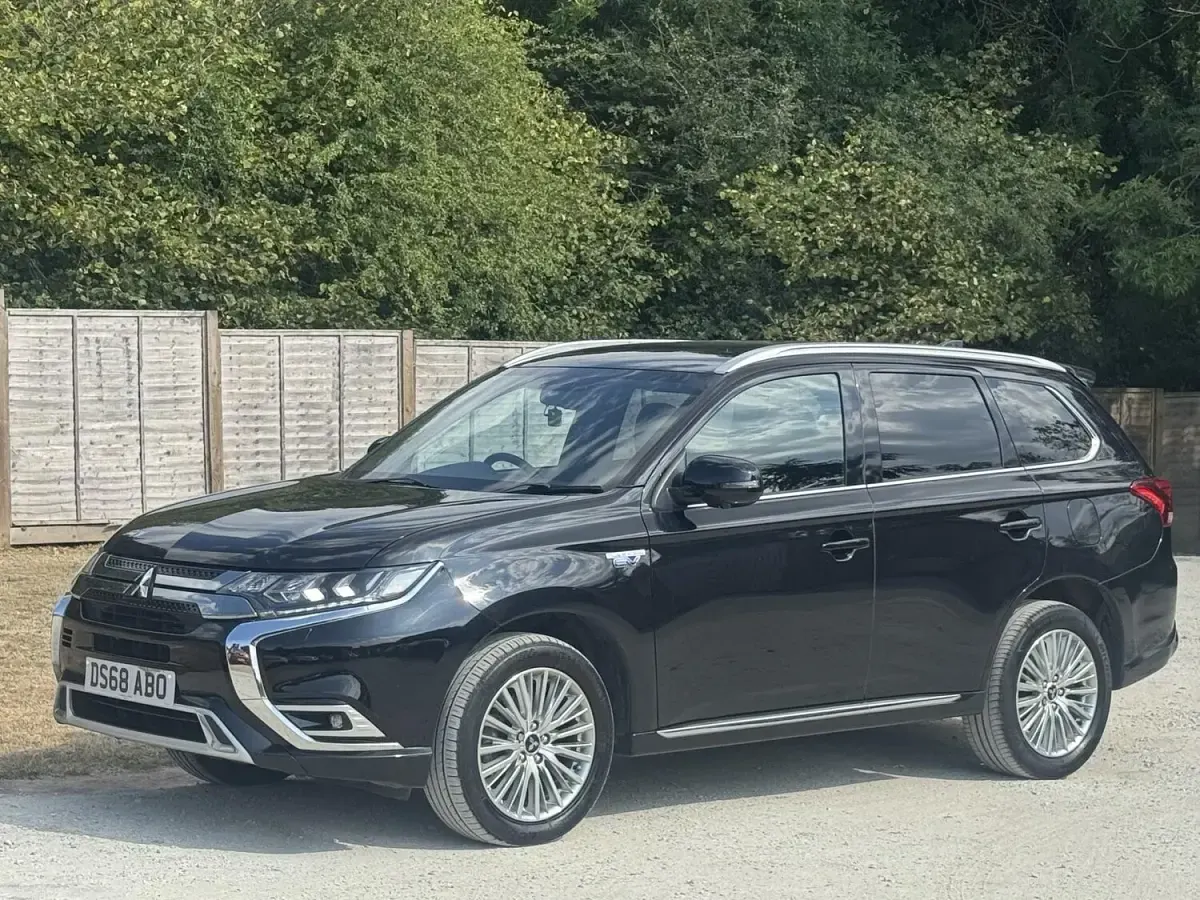 Used Mitsubishi Outlander P-HEV 206 HP (151 kW) 2018 Black Estate