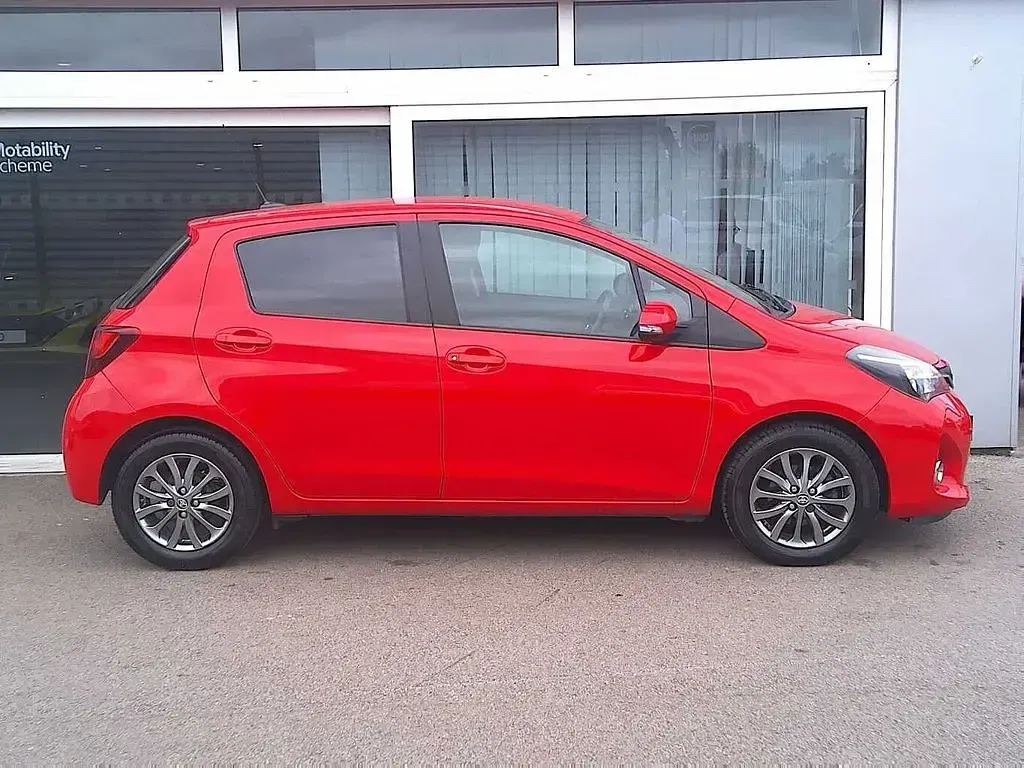 Used Toyota Yaris 99 HP (72 kW) 2017 Red bitone Hatchback
