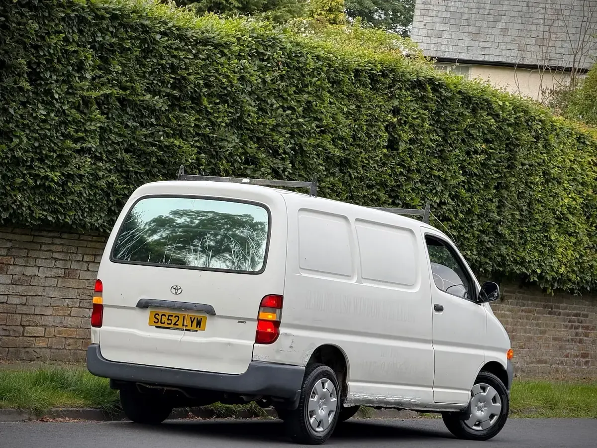 Used Toyota HiAce 88 HP (64 kW) 2003 White MPV