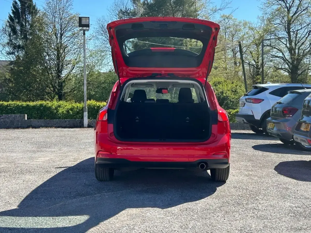 Begagnad Ford Focus Zetec 120 HK (88 kW) 2021 Röd Kombi
