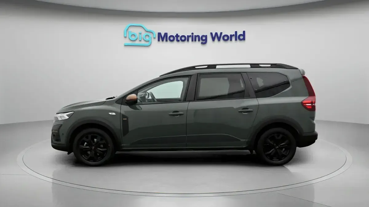 Used Dacia Jogger Extreme 141 HP (103 kW) 2024 Green MPV