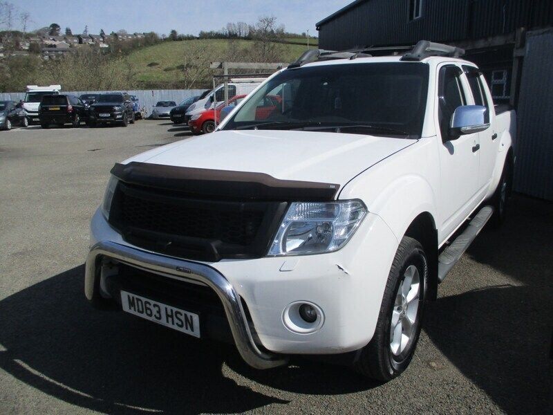 White Used 2014 Nissan Navara Tekna Pickup | £8,695 (Fair price) - Image 1/4