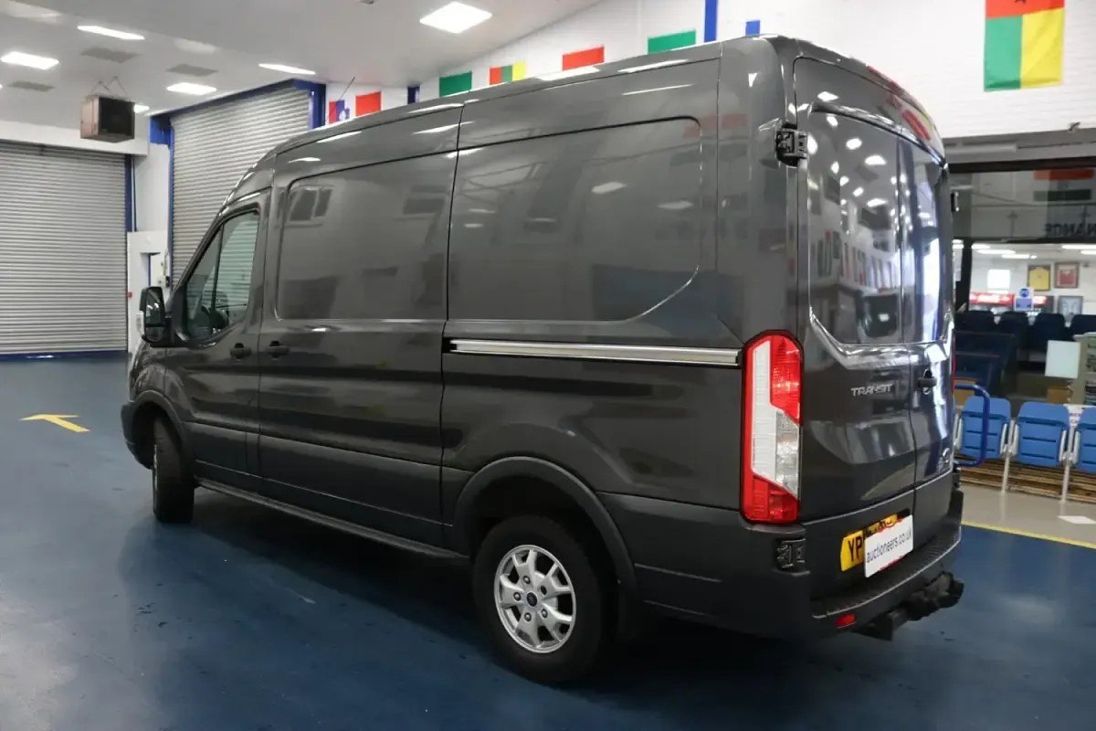 Usado Ford Transit 170 HP (125 kW) 2017 Cinzento Van