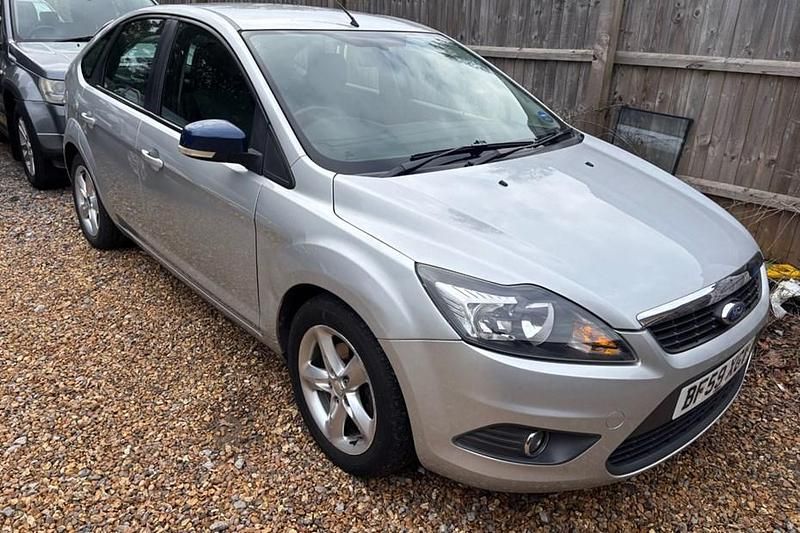 Silver Used 2009 Ford Focus Zetec Hatchback | £1,995 (Good price) - Image 1/1
