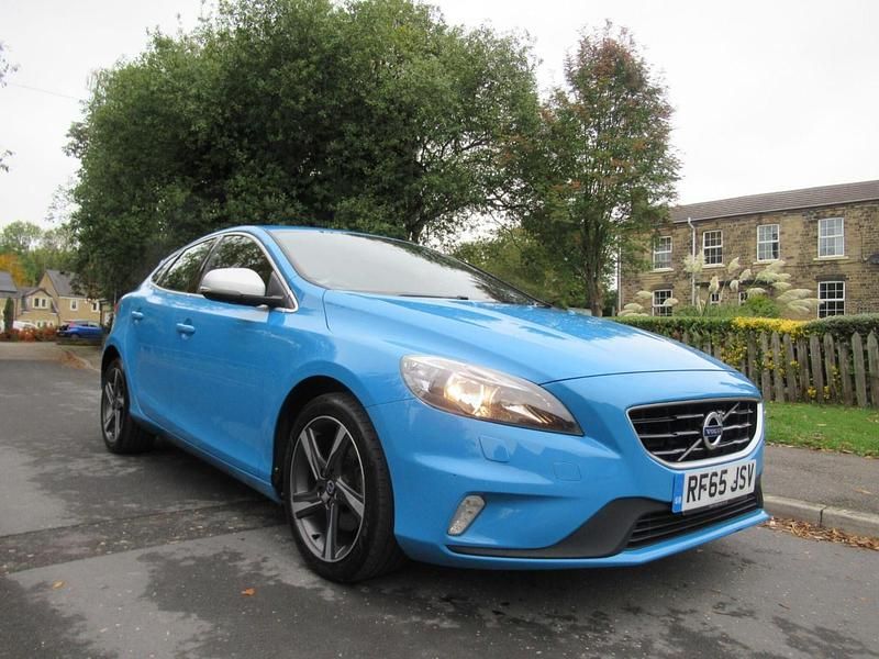 Used Volvo V40 R-Design 152 HP (111 kW) 2015 Blue Hatchback
