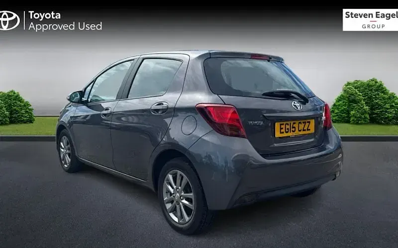 Used Toyota Yaris 99 HP (72 kW) 2015 Grey Hatchback