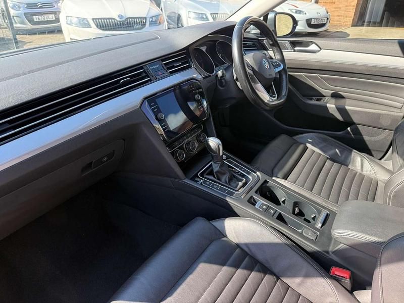 Used VW Passat SEL 150 HP (110 kW) 2020 Silver Estate